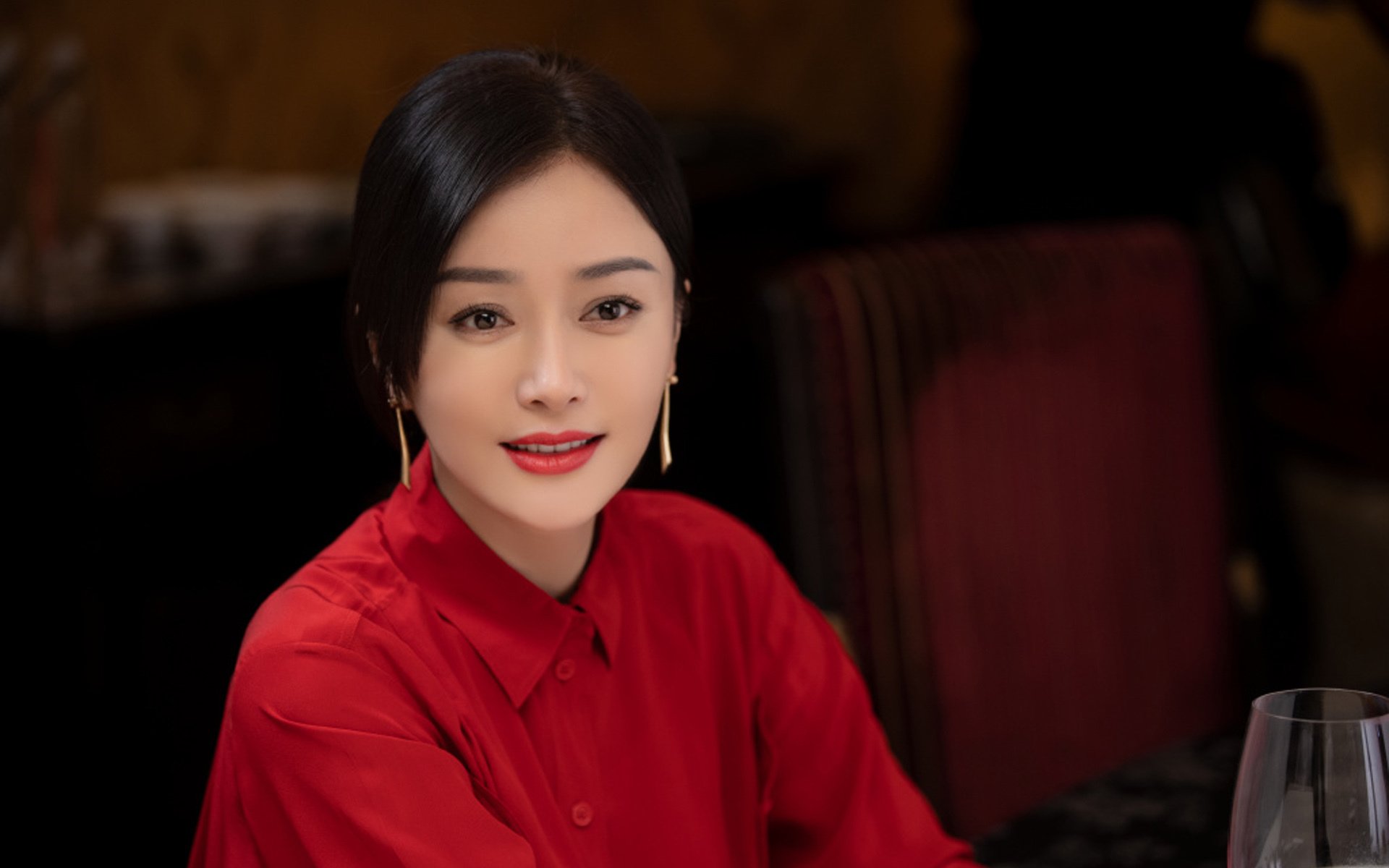 爱游戏官网-C罗训练结束后与球迷亲切互动，c罗刻苦训练
