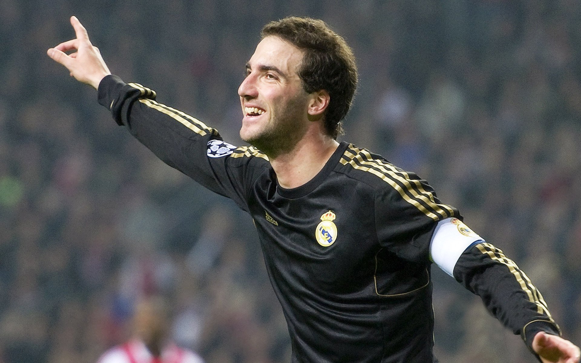 《电竞冠军背后的团队支撑：幕后英雄谁与争锋？》，电竞职业选手冠军