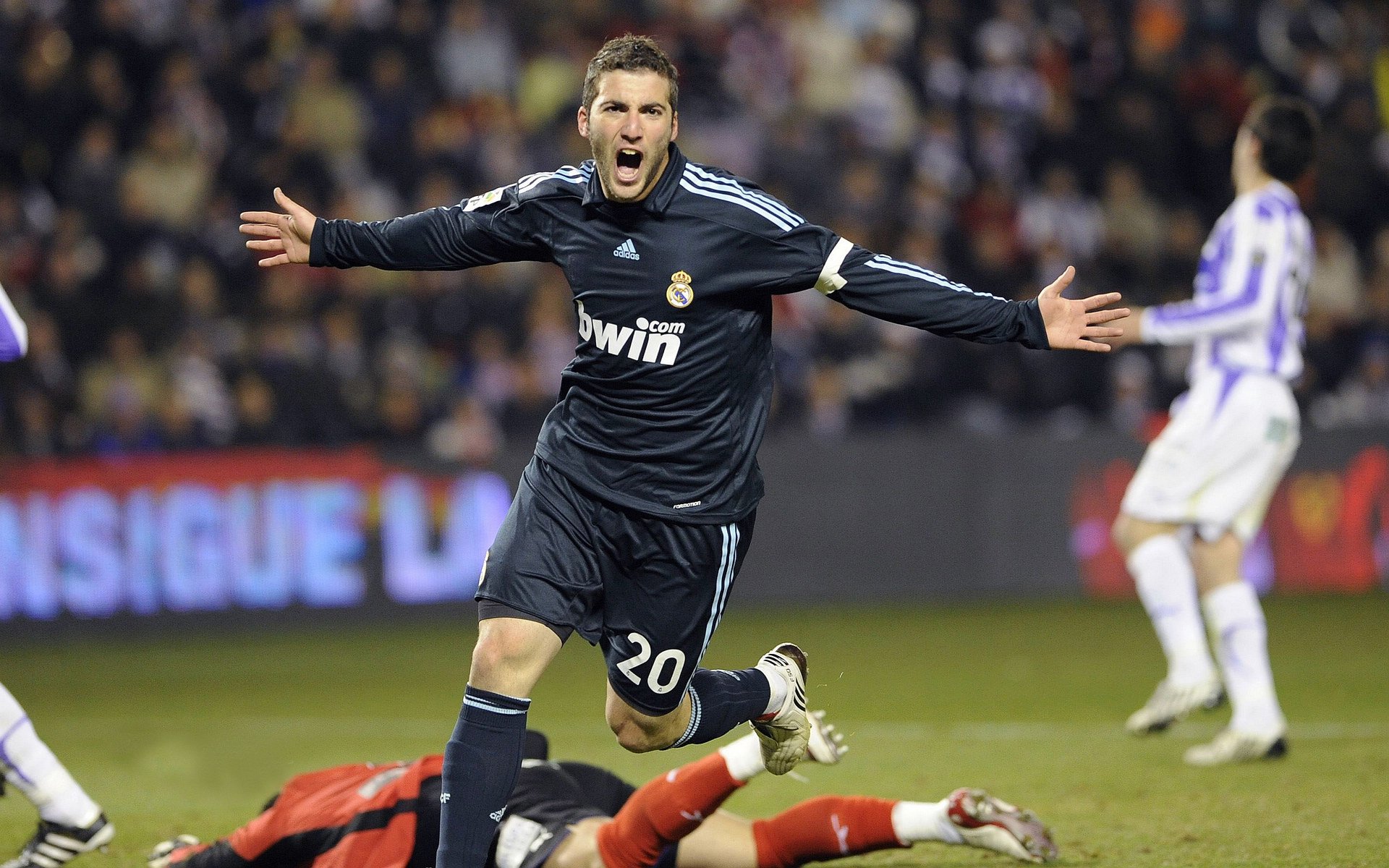 夺冠秘诀：冠军队伍的战术打法与团队精神，冠军争夺